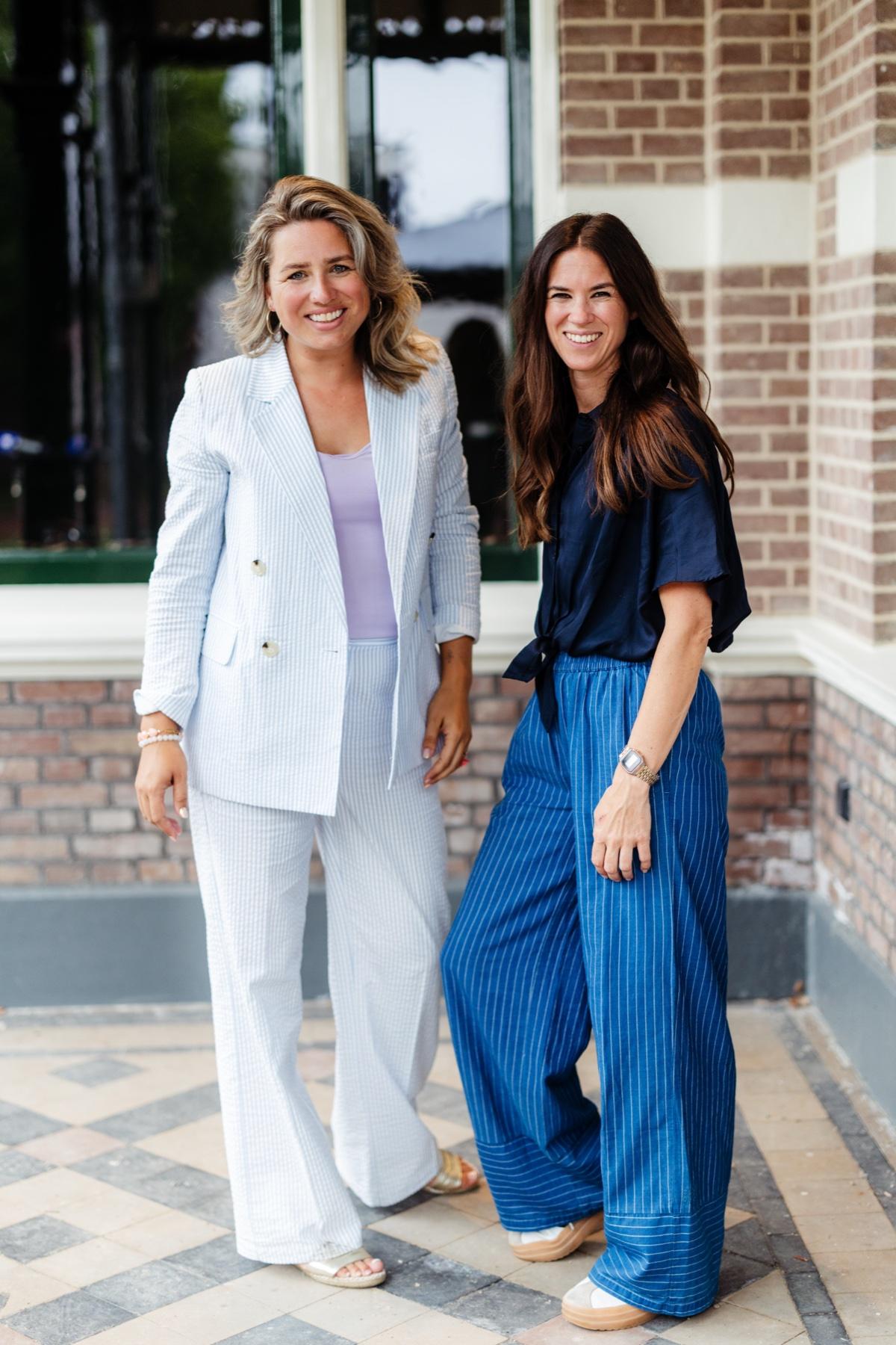Sarah en Neelke van Flonkeren, samen lachend buiten