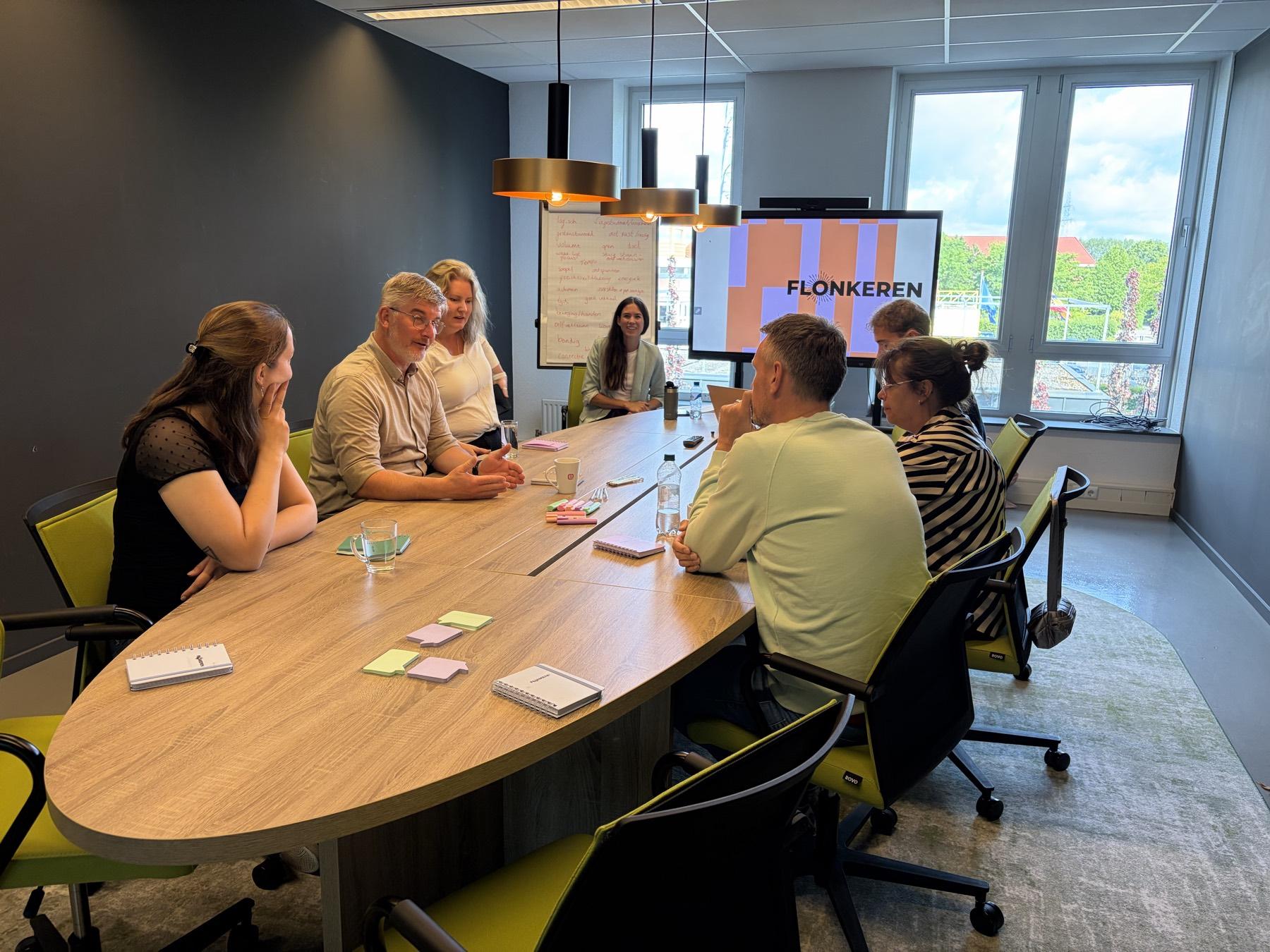 Deelnemers van Enginia in gesprek tijdens een Incompany-training van Flonkeren