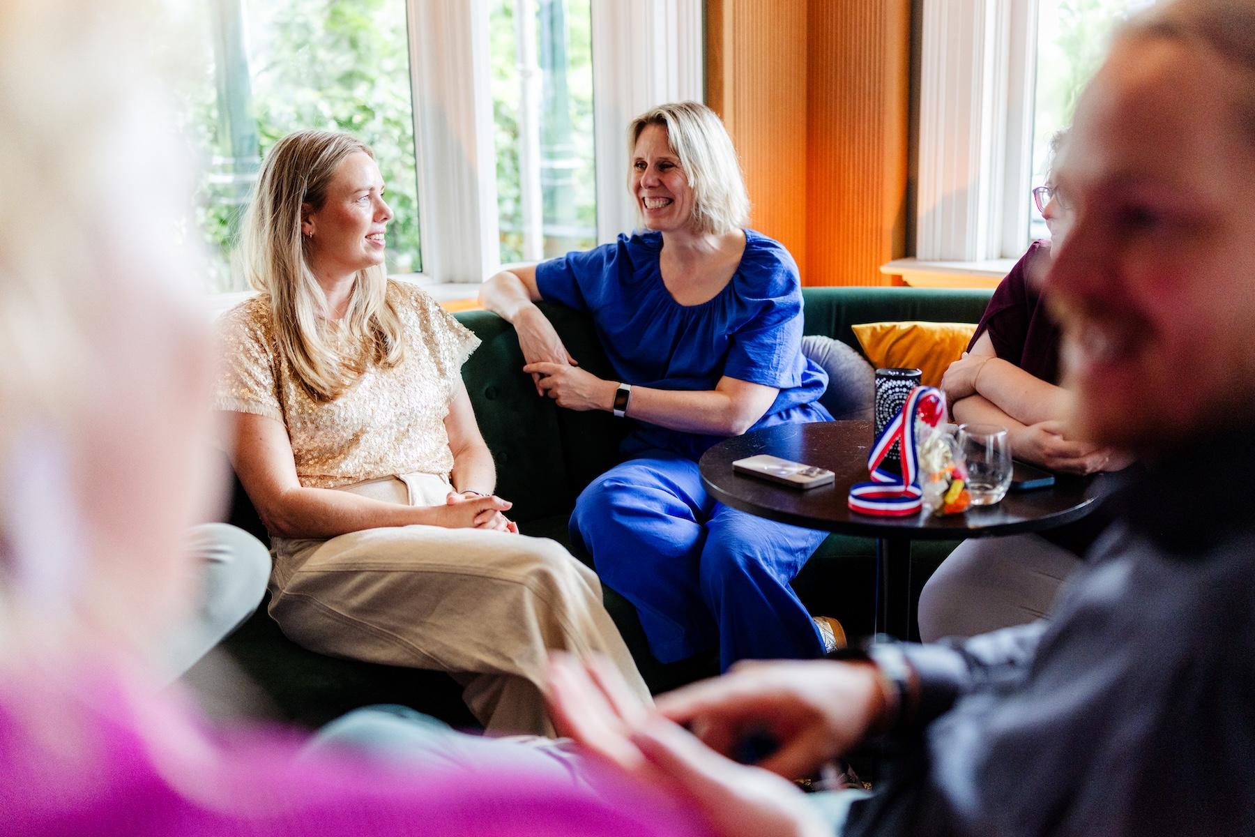 Deelnemers in gesprek tijdens een Flonkeren Incompany-moment