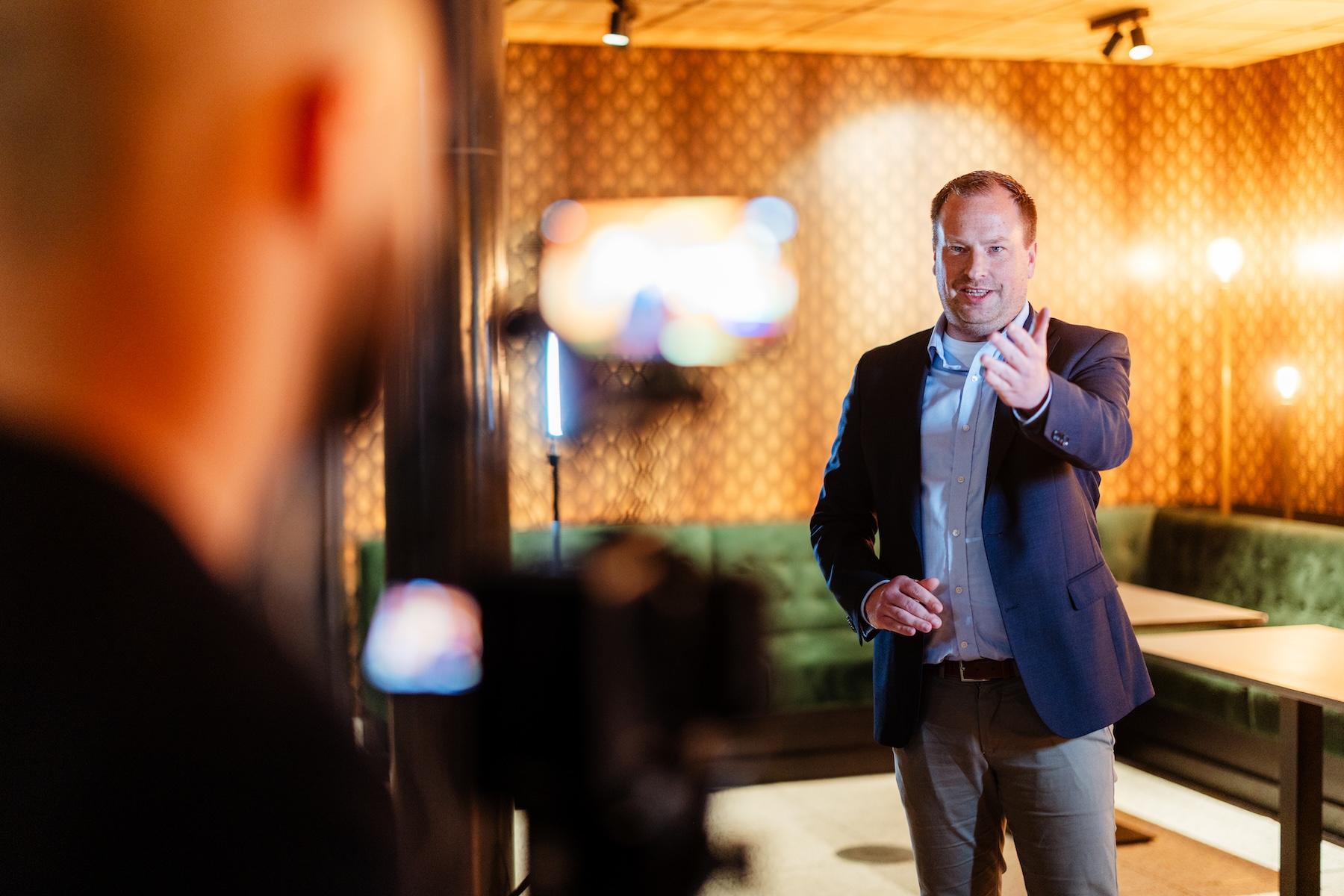 Een deelnemer oefent zijn presentatie voor de camera tijdens een Flonkeren-training