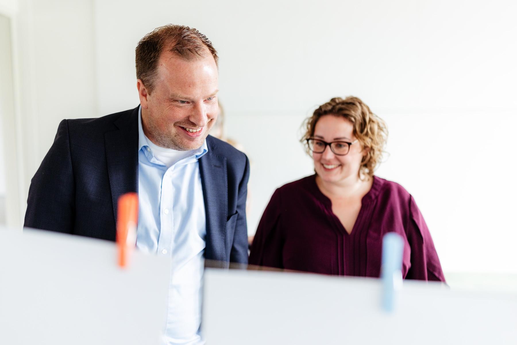 Twee professionals in gesprek tijdens een Flonkeren Executive-moment